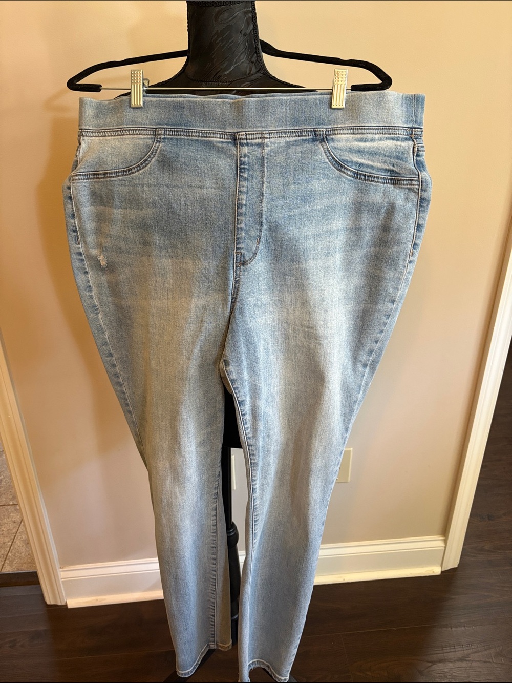Light Wash Women’s Stretch Jeans - super skinny